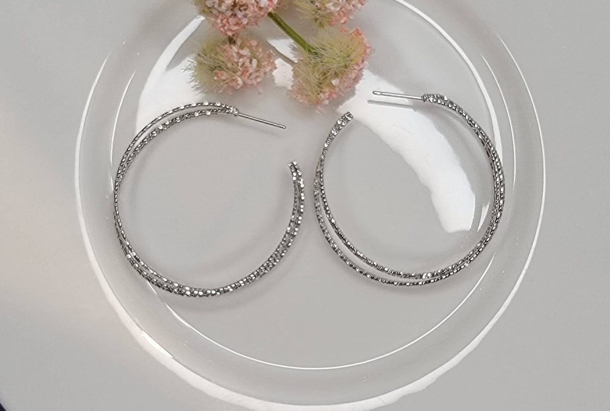 BETTYOH INC - LAZER CUT CRISS CROSS HOOP EARRINGS.