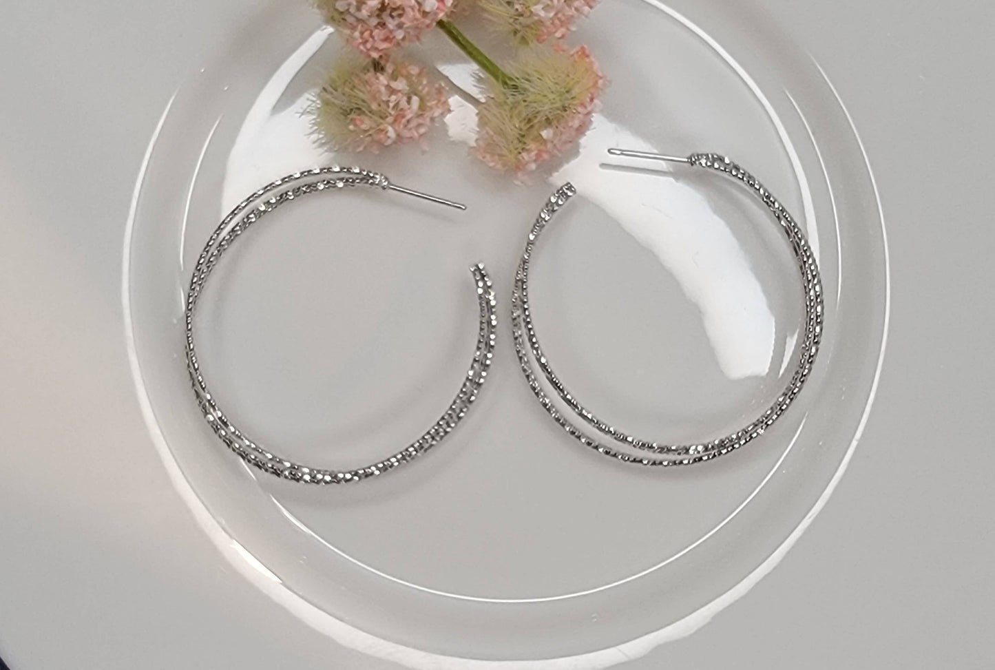 BETTYOH INC - LAZER CUT CRISS CROSS HOOP EARRINGS.
