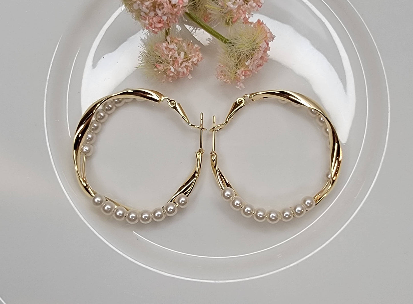 BETTYOH INC - PEARL DECORATED CRISS CROSS GOLD HOOP EARRINGS.