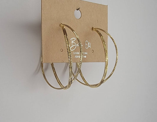 BETTYOH INC - LAZER CUT CRISS CROSS HOOP EARRINGS.