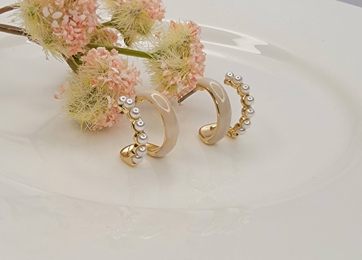 BETTYOH INC - SMALL DOUBLE LAYRED HOOP EARRINGS.