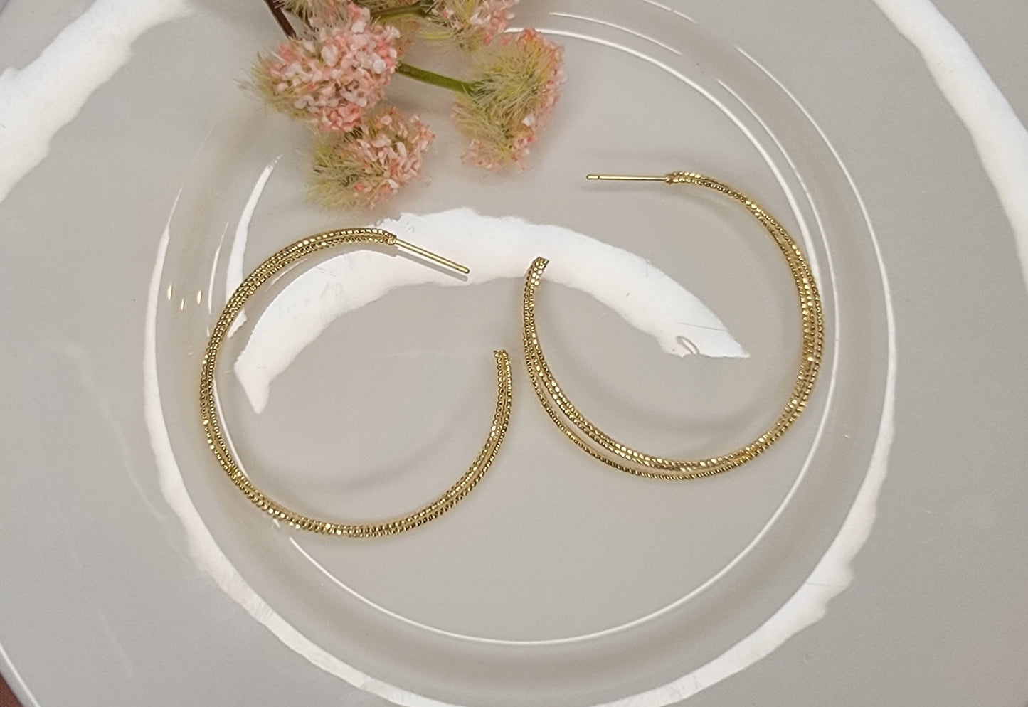 BETTYOH INC - LAZER CUT CRISS CROSS HOOP EARRINGS.