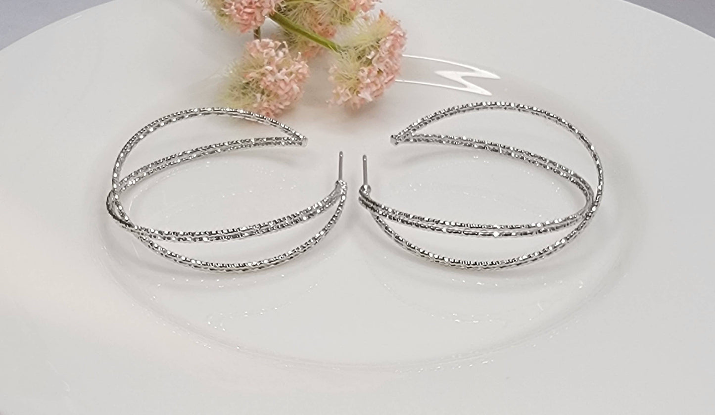 BETTYOH INC - LAZER CUT CRISS CROSS HOOP EARRINGS.
