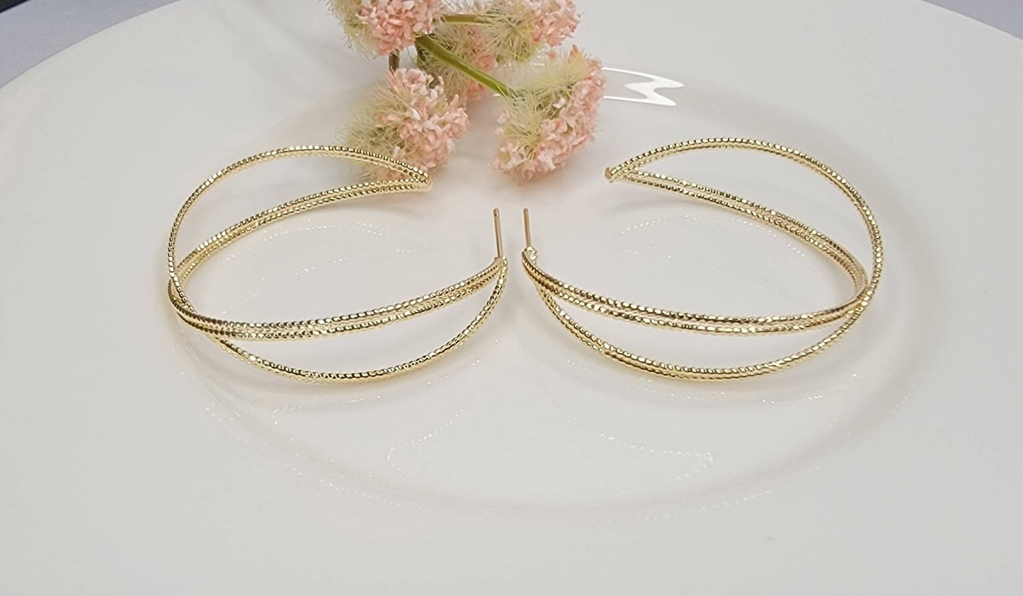 BETTYOH INC - LAZER CUT CRISS CROSS HOOP EARRINGS.